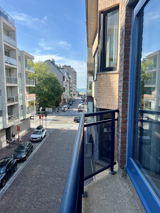 Zicht vanaf het balkon door de straat richting zee